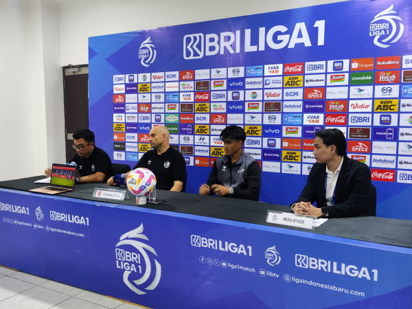 Pelatih PSM, Bernardo Tavares pertanyakan wasit tidak cek VAR di dua momen penting saat ditekuk Persib