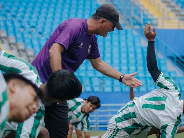 Pelatih PSS Sleman, Mazola Junior mempersiapkan timnya jelang menghadapi Borneo FC