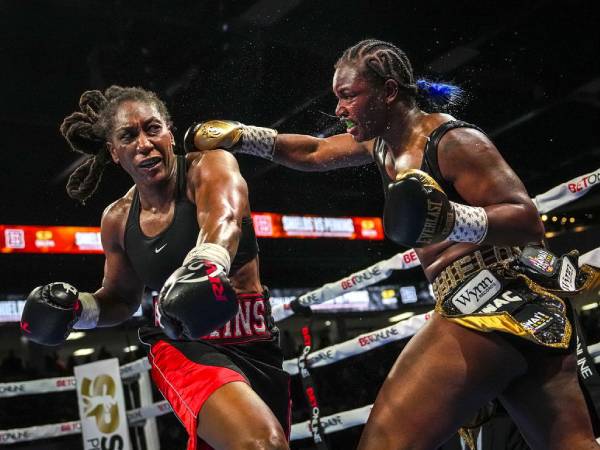 Claressa Shields (kanan) dan Danielle Perkins. (Foto: Fight TV)