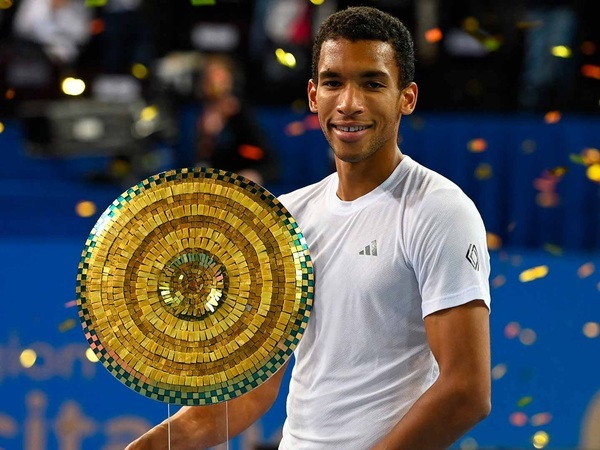 Felix Auger Aliassime Jatuh Bangun Angkat Trofi Kemenangan Di Montpellier
