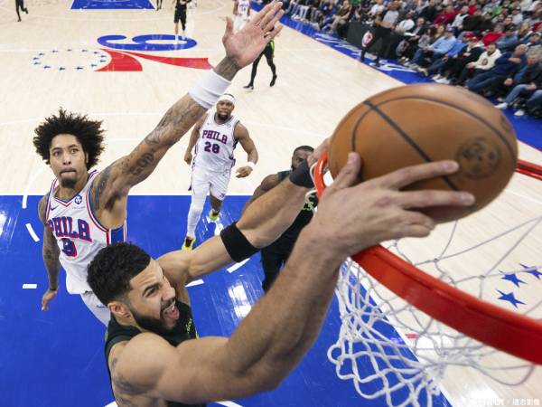 Jayson Tatum (kiri bawah) mencetak 35 poin saat tim tamu Boston Celtics mengalahkan Philadelphia 76ers 118-110 pada hari Minggu (2/2) malam. (Foto: AP)