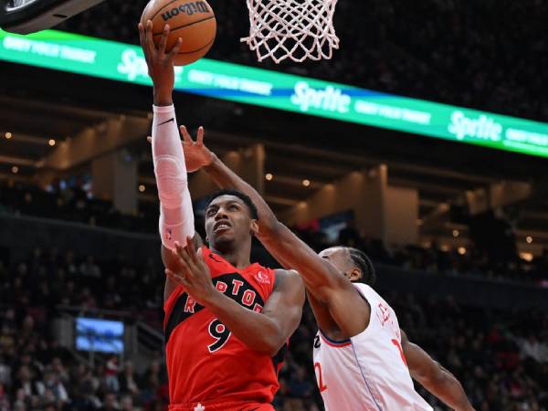 RJ Barrett (kiri) mencetak 20 poin saat Toronto Raptors mengalahkan tim tamu Los Angeles Clippers 115-108 pada hari Minggu (2/2) sore. (Foto: AP)