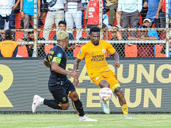 Penyerang Semen Padang FC, Cornelius Stewart di laga kontra Malut United FC