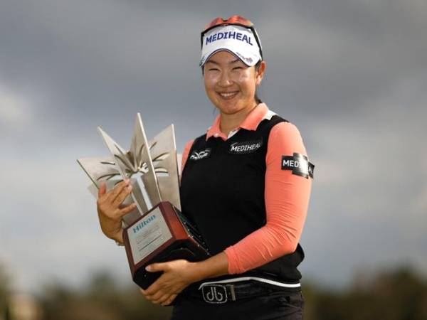 A Lim Kim berpose dengan trofi Hilton Grand Vacations Tournament of Champions. (Foto: Golf Digest)