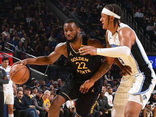 Andrew Wiggins (kiri) mencetak 25 poin saat Golden State Warriors mengalahkan Orlando Magic 104-99 pada Senin (3/2) malam di San Fransisco. (Foto: AP)