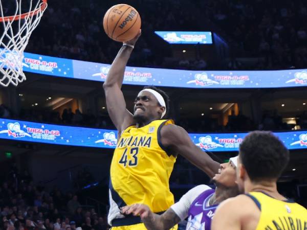 Pascal Siakam (kiri) mencetak 22 poin saat Indiana Pacers menang 112-111 atas Utah Jazz di Salt Lake City pada Senin (3/2) malam. (Foto: AP)