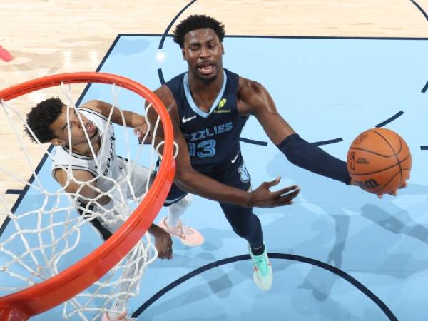 Jaren Jackson Jr (kanan) mencetak 31 poin saat Memphis Grizzlies mengalahkan San Antonio Spurs 128-109 pada Senin (3/2) malam. (Foto: AP)