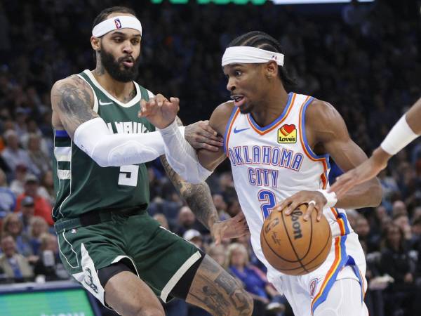 Shai Gilgeous-Alexander (kanan) mencetak 34 poin saat Oklahoma City Thunder meraih kemenangan 125-96 atas Milwaukee Bucks pada Senin (3/2) malam. (Foto: AP)