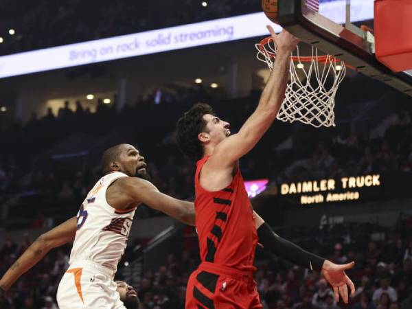 Deni Avdija (kanan) mencetak 24 poin saat Portland Trail Blazers menang 121-119 melalui babak overtime atas tim tamu Phoenix Suns pada Senin (3/2) malam.