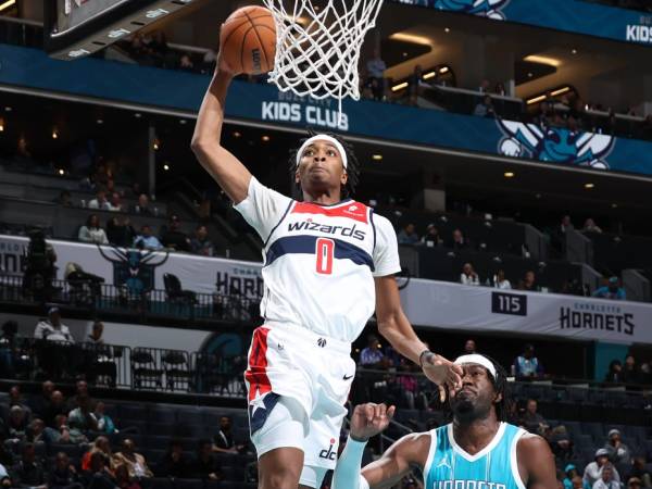 Bilal Coulibaly (kiri) mencetak 26 poin saat tim tamu Washington Wizards mengalahkan Charlotte Hornets 124-114 pada Senin (3/2) malam. (Foto: AP)