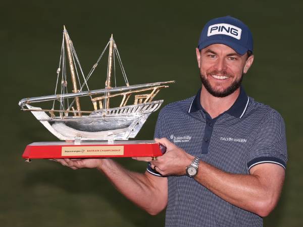 Laurie Canter berpose dengan trofi Bapco Energies Bahrain Championship. (Foto: Golf Digest)