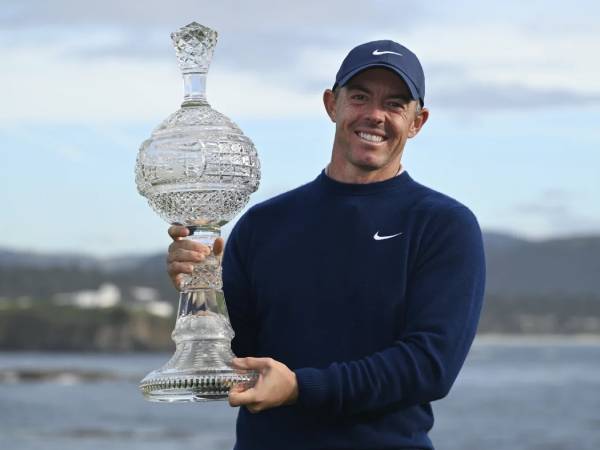 Rory McIlroy berpose dengan trofi AT&T Pebble Beach Pro-Am. (Foto: Golf Digest)