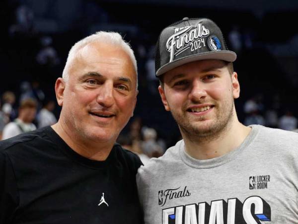 Luka Doncic (kanan) dan sang ayah Sasa Doncic. (Foto: AP)