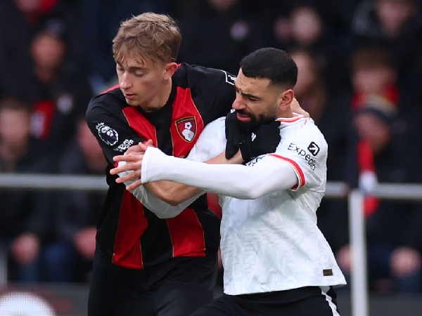 Dean Huijsen saat berduel dengan Mohamed Salah