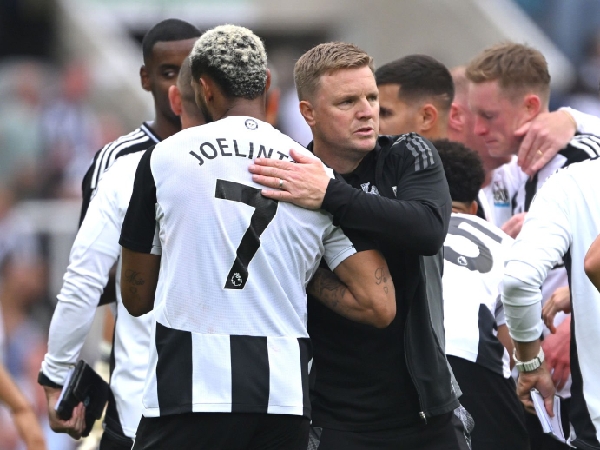 Eddie Howe dan gelandang Newcastle United, Joelinton
