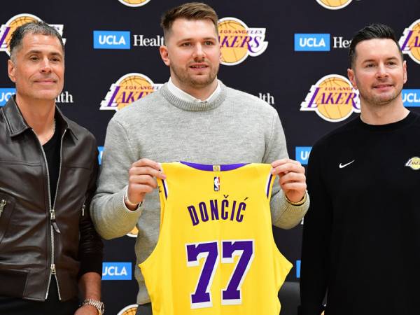 Luka Doncic (tengah) diapit manajer umum Rob Pelinka dan pelatih JJ Redick. (Foto: AP)