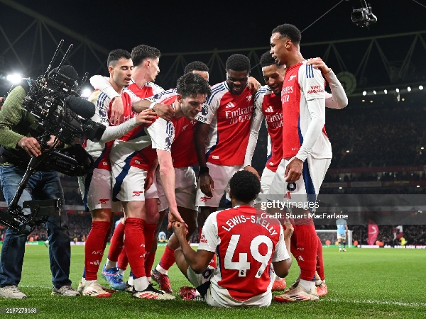 Declan Rice tampak meminta Myles Lewis-Skelly untuk menyudahi selebrasinya