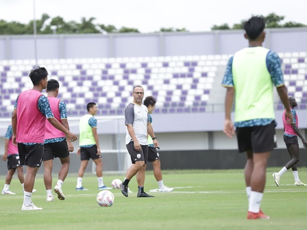 Pelatih Persita Tangerang, Fabio Lefundes memimpin latihan timnya jelang menghadapi Persik Kediri