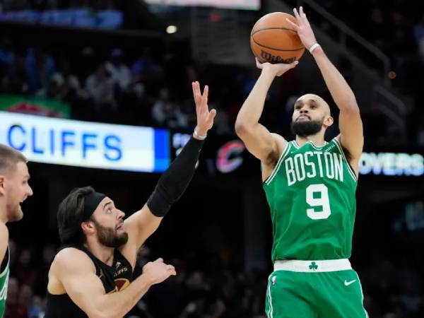Derrick White (kanan) mencetak 20 poin saat Boston Celtics menang 112-105 atas Cleveland Cavaliers pada Selasa (4/2) malam. (Foto: AP)