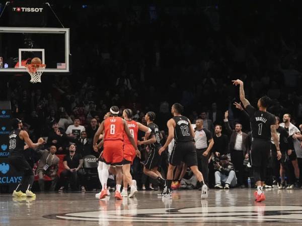 D'Angelo Russell (paling kanan) melesakkan lemparan tiga angka penentu kemenangan saat Brooklyn Nets menang 99-97 atas Houston Rockets pada Selasa (4/2) malam. (Foto: AP)