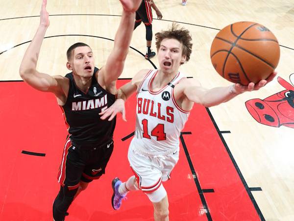 Matas Buzelis (kanan) mencetak 24 poin saat tuan rumah Chicago Bulls meraih kemenangan 133-124 atas Miami Heat pada hari Selasa (4/2) malam. (Foto: AP)