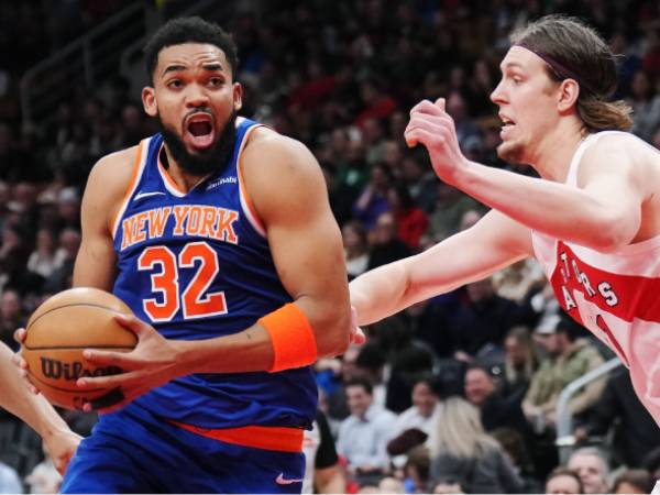 Karl-Anthony Towns (kiri) mencetak 27 poin saat tim tamu New York Knicks mengalahkan Toronto Raptors 121-115 pada Selasa (4/2) malam. (Foto: AP)
