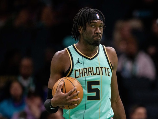 Lakers Dapatkan Center Mark Williams dari Hornets