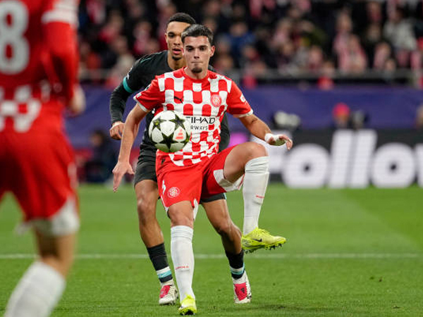 Liverpool Pantau Miguel Gutierrez Sebagai Opsi di Bek Kiri