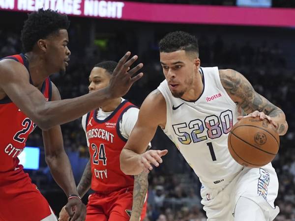 Michael Porter Jr (kanan) mencetak 39 poin saat tuan rumah Denver Nuggets mengalahkan New Orleans Pelicans 144-119 pada Rabu (5/2) malam. (Foto: AP)