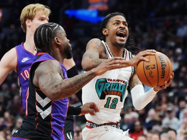 Ja Morant (kanan) mencetak 26 poin saat tim tamu Memphis Grizzlies mengalahkan Toronto Raptors 138-107 pada Rabu (5/2) malam. (Foto: AP)