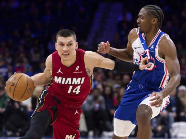 Tyler Herro (kiri) mencetak 30 poin saat tim tamu Miami Heat mengalahkan Philadelphia 76ers 108-101 pada hari Rabu (5/2) malam. (Foto: AP)