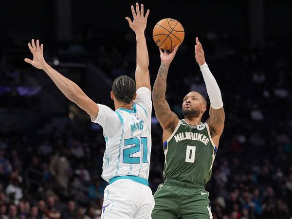 Damian Lillard (kanan) mencetak 29 poin saat tim tamu Milwaukee Bucks menundukkan Charlotte Hornets 112-102 pada Rabu (5/2) malam. (Foto: AP)