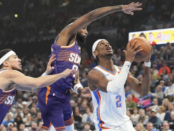 Shai Gilgeous-Alexander (kanan) mencetak 50 poin saat Oklahoma City Thunder menang 140-109 atas Phoenix Suns pada hari Rabu (5/2) malam. (Foto: AP)