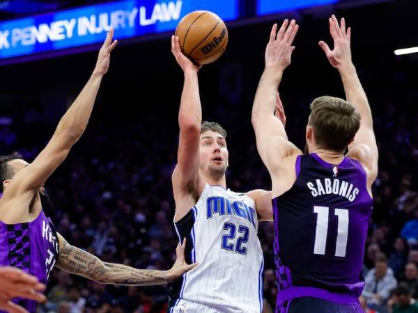 Franz Wagner (tengah) mencetak 31 poin saat Orlando Magic meraih kemenangan 130-111 pada Rabu (5/2) malam. (Foto: AP)