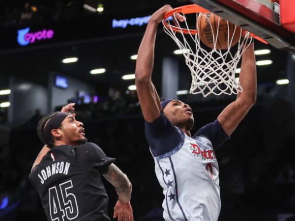 Bilal Coulibaly (kanan) membukukan triple-double saat Washington Wizards menang 119-102 atas tuan rumah Brooklyn Nets pada hari Rabu (5/2) malam. (Foto: AP)