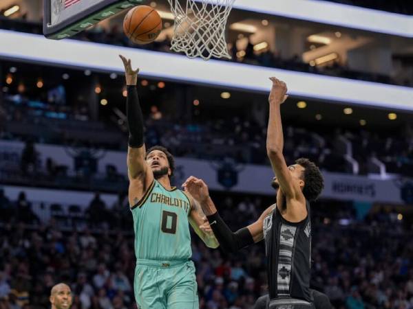 Miles Bridges mencetak 25 poin saat Charlotte Hornets meraih kemenangan 117-116 atas tim tamu San Antonio Spurs pada Jumat (7/2) malam. (Foto: AP)