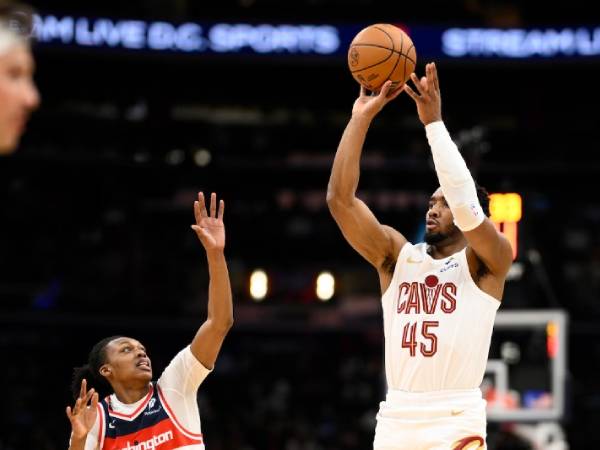 Donovan Mitchell (kanan) mencetak 33 poin saat Cleveland Cavaliers meraih kemenangan 134-124 atas Washington Wizards pada hari Jumat (7/2) malam. (Foto: AP)