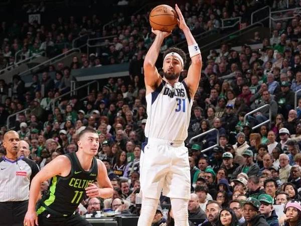 Klay Thompson (kanan) mencetak 25 poin saat Dallas Mavericks mengalahkan tuan rumah Boston Celtics 127-120 pada Kamis (6/2) malam. (Foto: NBA)