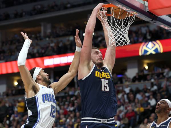 Nikola Jokic (kanan) membukukan triple-double ke-24 musim ini saat tuan rumah Denver Nuggets mengalahkan Orlando Magic 112-90 pada Kamis (6/2) malam. (Foto: AP)