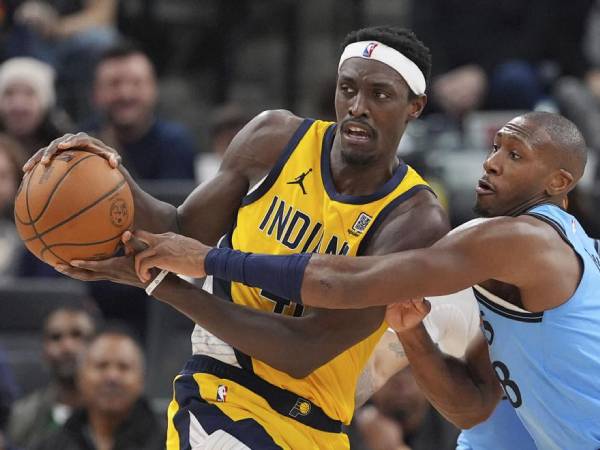 Pascal Siakam (kiri) mengoleksi 33 poin saat Indiana Pacers meraih kemenangan 119-112 atas Los Angeles Clippers pada hari Kamis (6/2) malam di Inglewood, Calif. (Foto: AP)