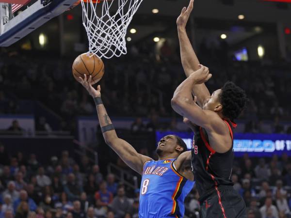 Jalen Williams (kiri) mencetak 27 poin saat Oklahoma City Thunder meraih kemenangan kandang 121-109 atas Toronto Raptors pada Jumat (7/2) malam. (Foto: AP)