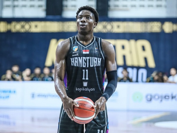 Samuel Adewunmi dijatuhi skorsing dan denda usai pukul Abraham Wenas.