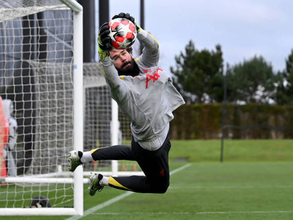 Arne Slot Jelaskan Alasan Alisson Becker Absen di Semifinal Piala Liga