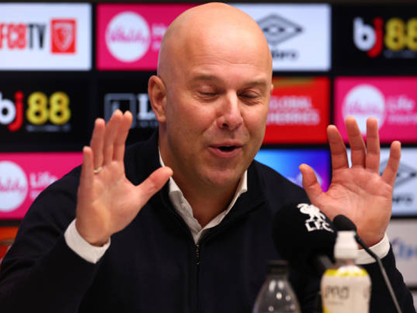 Arne Slot Percaya Pemain Liverpool Lebih Siap Tanding Jika Tidur di Rumah