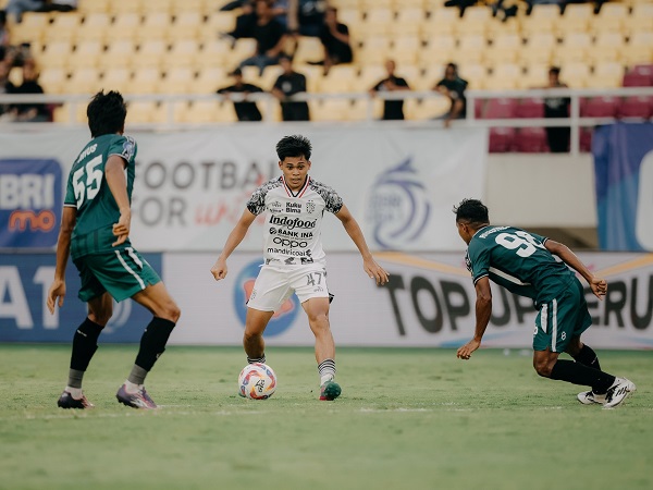 Pemain muda Bali United, Rahmat Arjuna mencetak gol indah ke gawang PSS Sleman