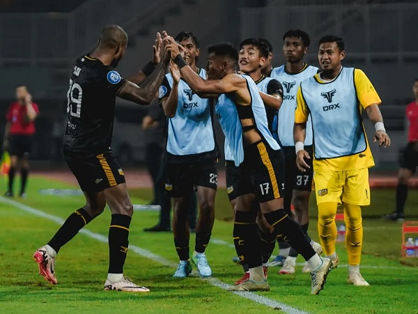 Para pemain Dewa United FC merayakan gol ke gawang Persija Jakarta