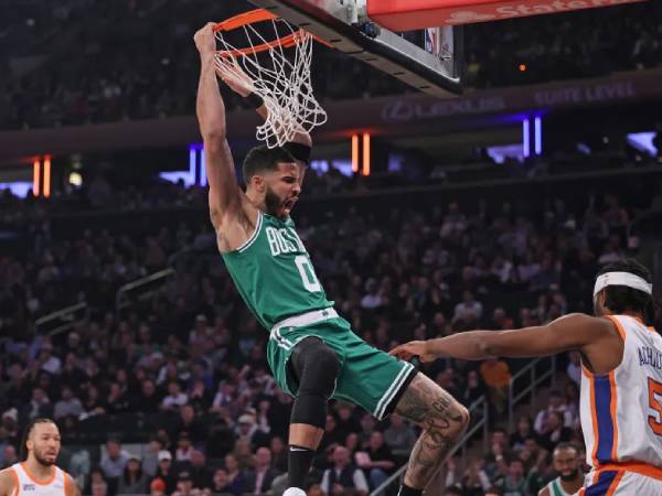 Jayson Tatum (kiri) mencetak 40 poin saat Boston Celtics menang 131-104 atas New York Knicks pada Sabtu (8/2) malam. (Foto: AP)