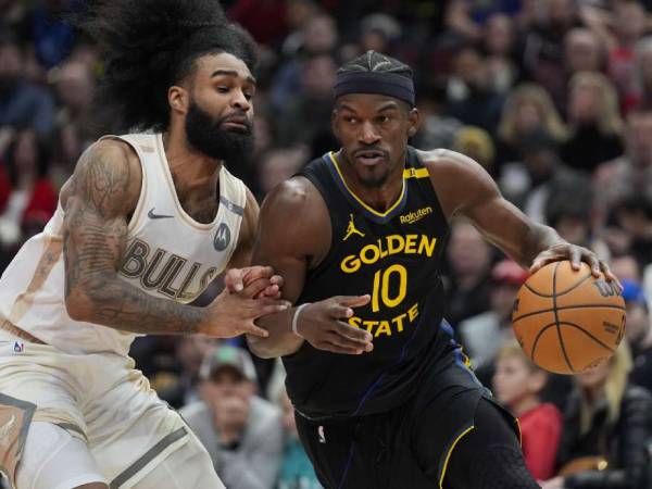 Jimmy Butler (kanan) mencetak 25 poin saat Golden State Warriors meraih kemenangan 132-111 atas tuan rumah Chicago Bulls pada Sabtu (8/2). (Foto: AP)
