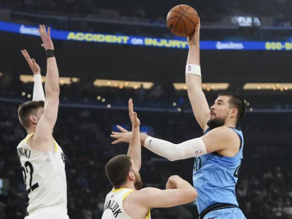 Ivica Zubac (kanan) mengoleksi 26 poin saat Los Angeles Clippers meraih kemenangan 130-110 atas tim tamu Utah Jazz pada Sabtu (8/2) di Inglewood, Calif. (Foto: AP)