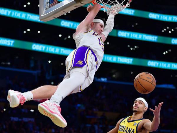 Austin Reaves (kiri) mencetak 45 poin saat Los Angeles Lakers membukukan kemenangan 124-117 atas tim tamu Indiana Pacers pada hari Sabtu (8/2) sore. (Foto: AP)